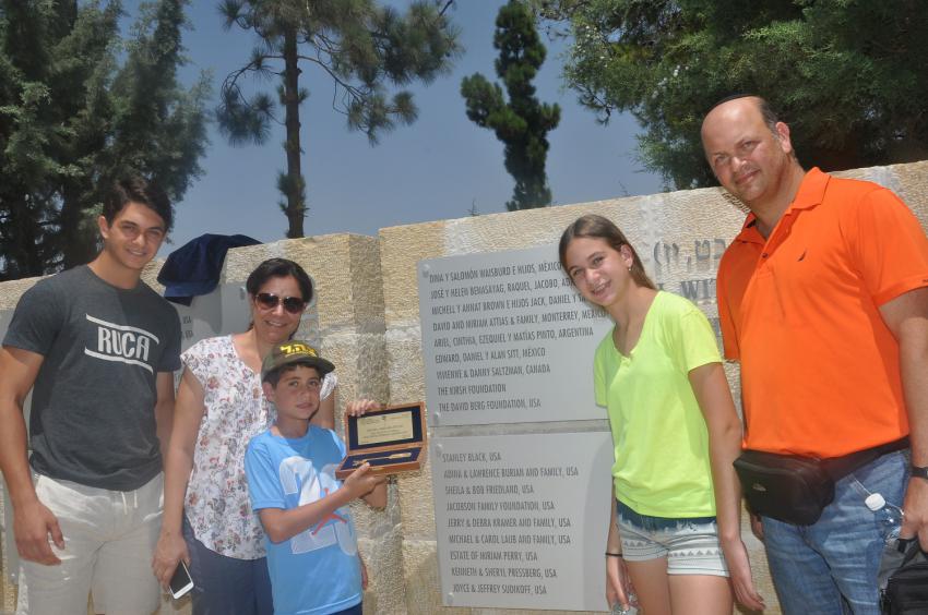Miriam y David Attias de Monterrey-Miami visitaron Yad Vashem junto con sus hijos en ocasión de la develación de la placa en su honor en la pared de los Nuevos Constructores 
